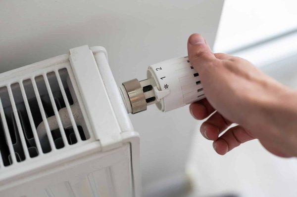 What are the guidelines for adjusting the throttle free play on a Suzuki DR650?