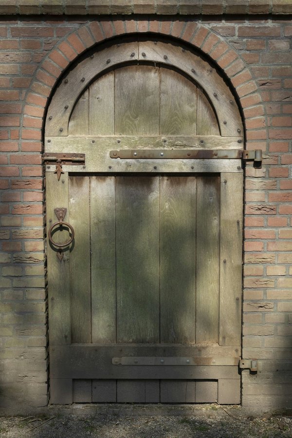 What are the criteria for a vehicle to qualify as a 'classic car' in the UK?